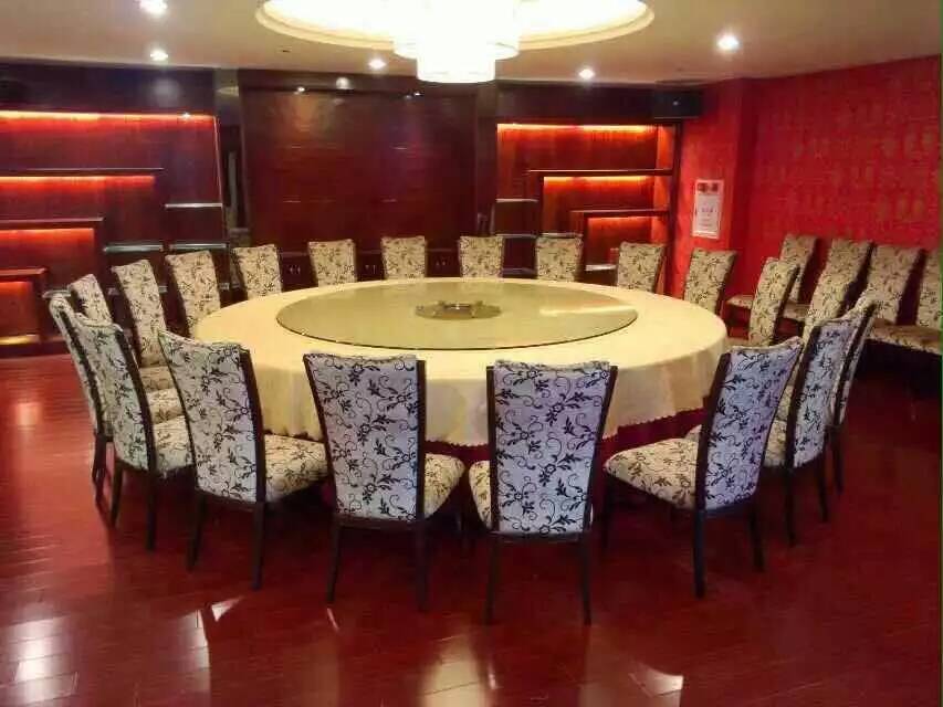 豪华包间内的电动餐桌转盘和二十把椅子