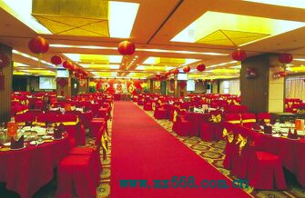 山东青岛酒店宴会厅餐桌摆台图片