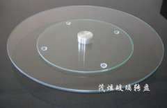 圆餐桌上的透明底座玻璃转盘